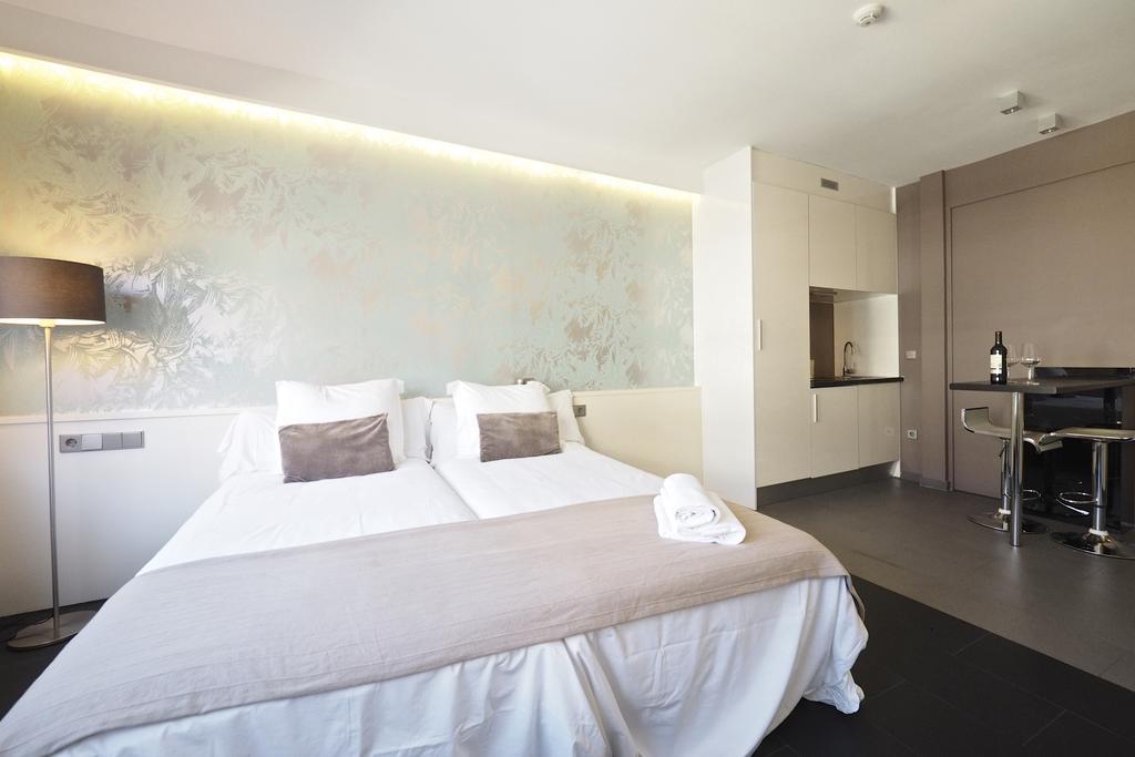 Barcelona Fifteen Central Aparthotel Exterior photo